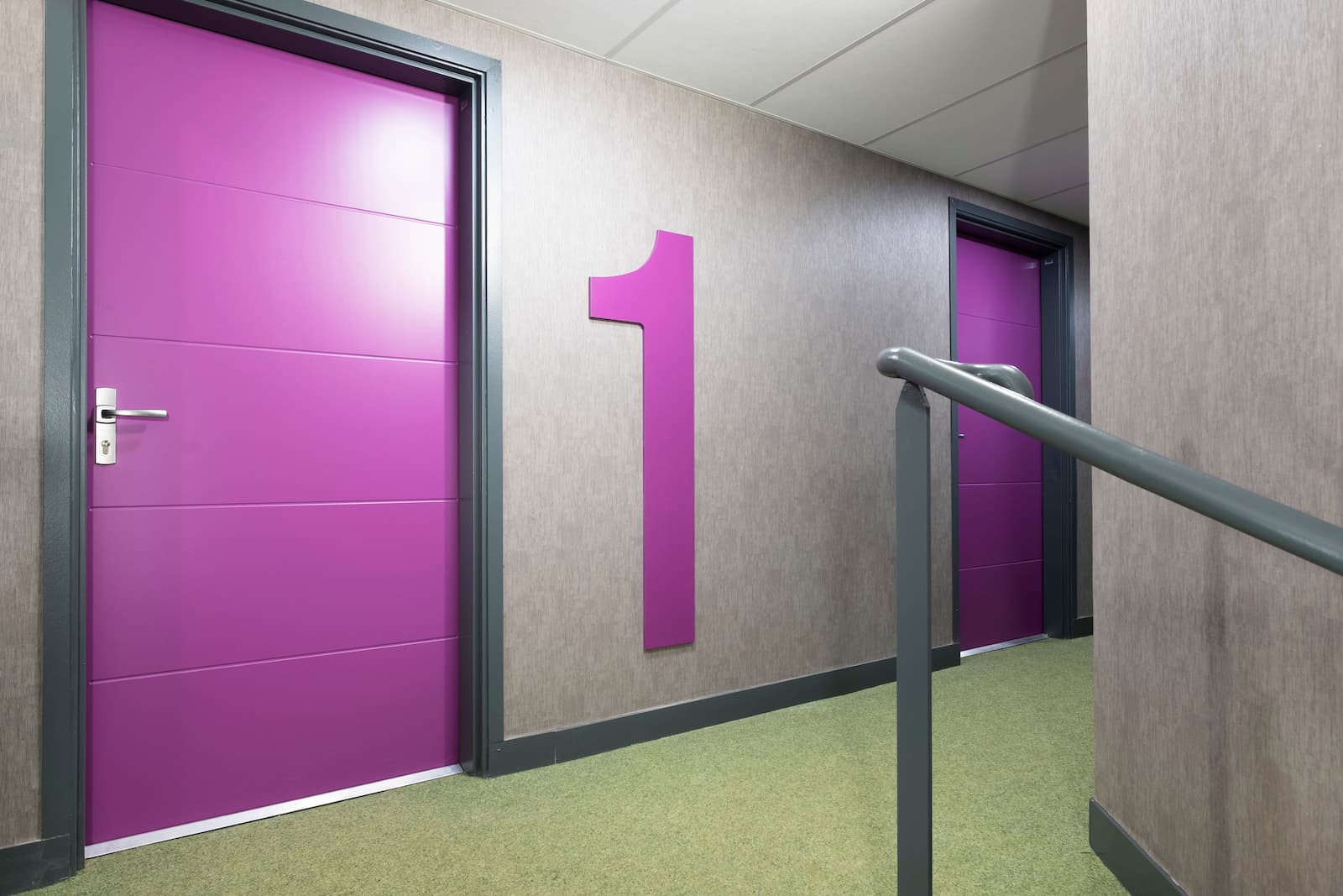 Couloir de la résidence E-Magine avec portes colorées